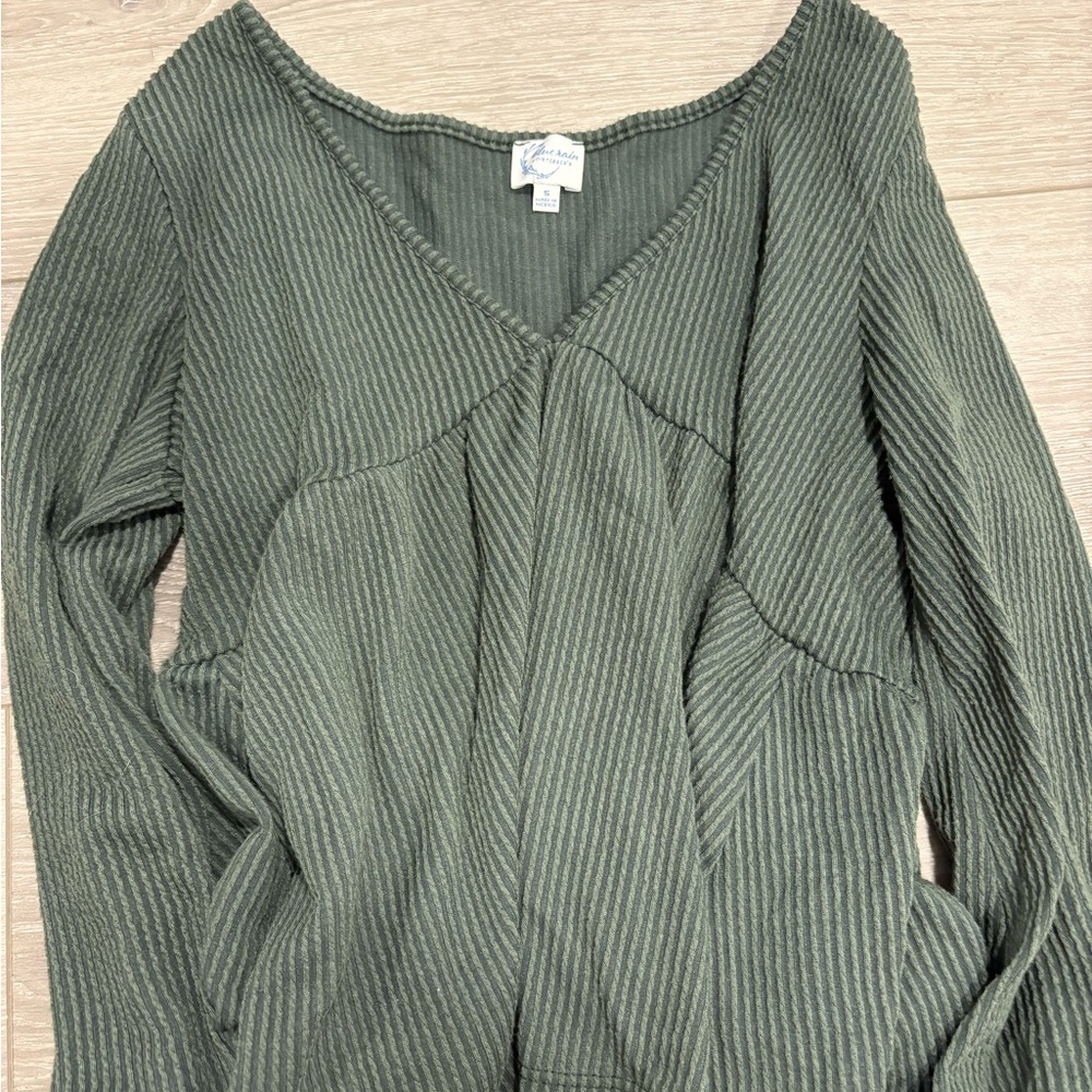 Francesca's Collections Green V-Neck Sweater
